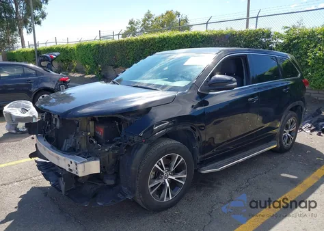 2017 Toyota Highlander Le z USA, uszkodzony, nr VIN 5TDZARFH8HS030071